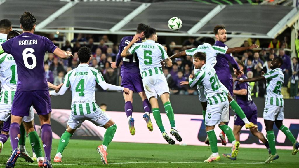 Gosens remata de cabeza un saque de esquina.