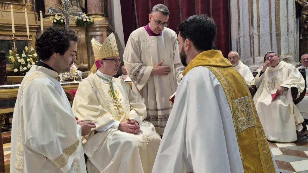 Javier Prieto ante Fernando Varela durante su ordenación