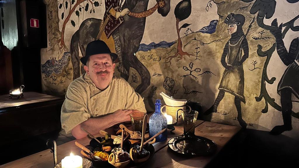Emmanuel Wille, chef ejecutivo con algunos de los aperitivos que se sirven en Olde Hansa.