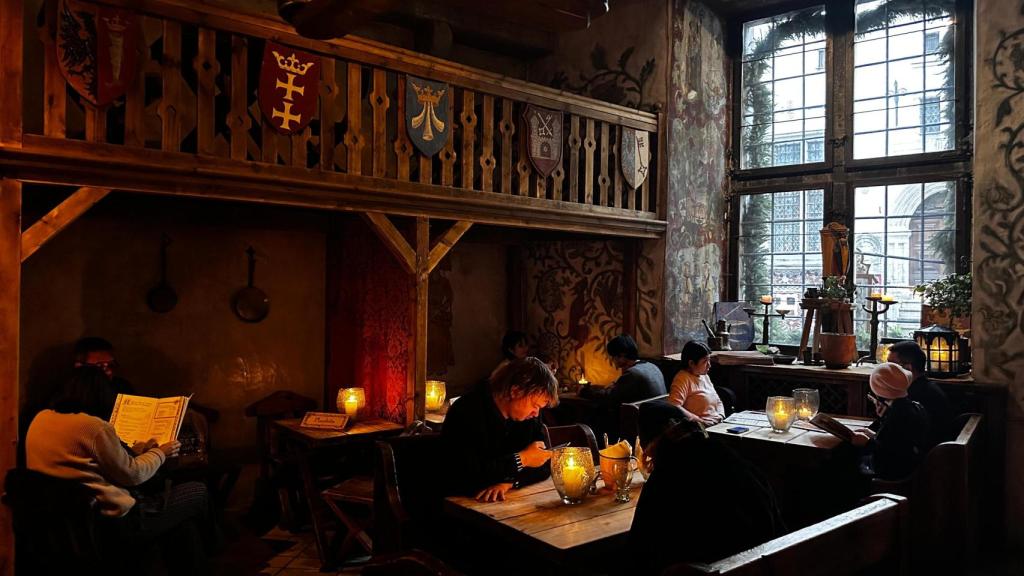 El comedor principal de Olde Hansa, que cuenta con tres pisos en total.