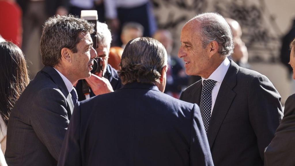 El presidente de la Generalitat Valenciana, Carlos Mazón, saluda al expresidente Francisco Camps, a su llegada a los Premios Rei Jaume I, el pasado febrero.