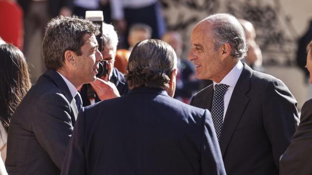El presidente de la Generalitat Valenciana, Carlos Mazón, saluda al expresidente Francisco Camps, a su llegada a los Premios Rei Jaume I, el pasado febrero.