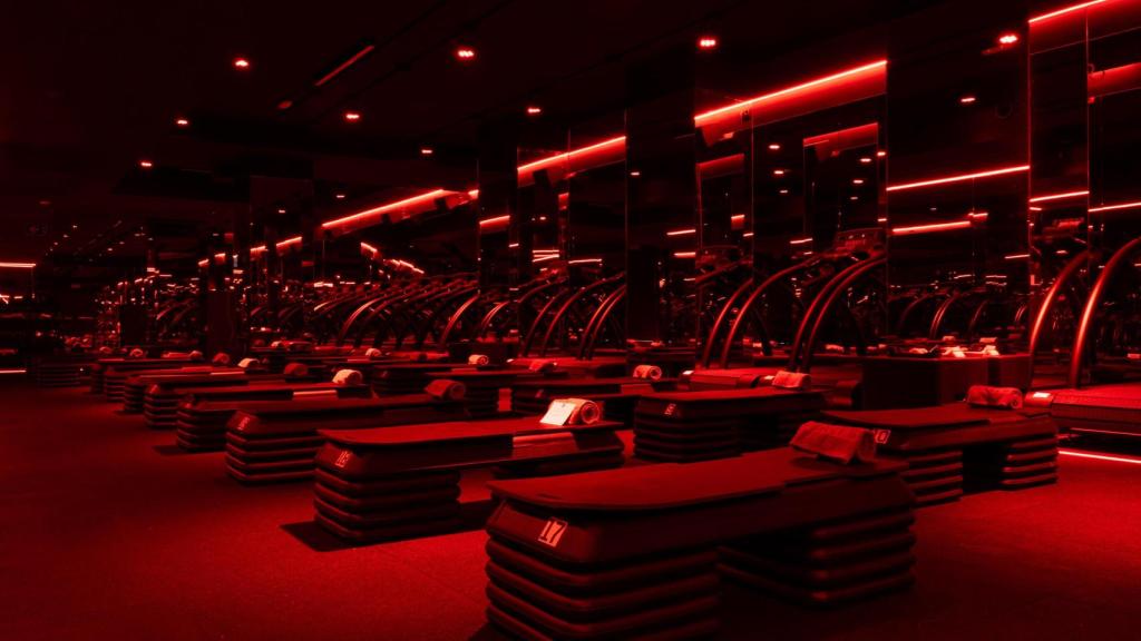 Sala roja de entrenamiento en Barry's