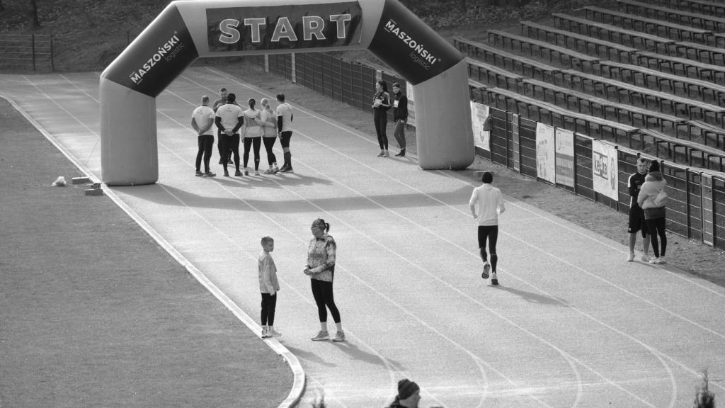 Pista de atletismo antes de una carrera.