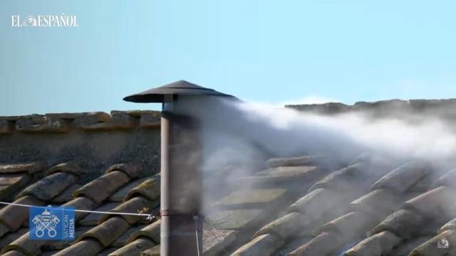 La fumata blanca salida de la chimenea situada sobre la Capilla Sixtina anuncia que los cardenales eligieron al sucesor de Francisco.
