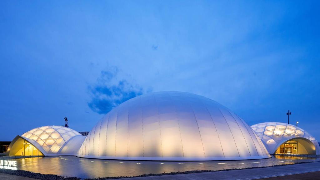 Los tres domos diseñados por el arquitecto japonés Shigeru Ban