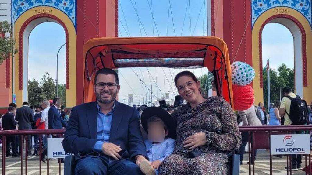 Una pareja de sevillanos sobre la bicicleta eléctrica de pasajeros.