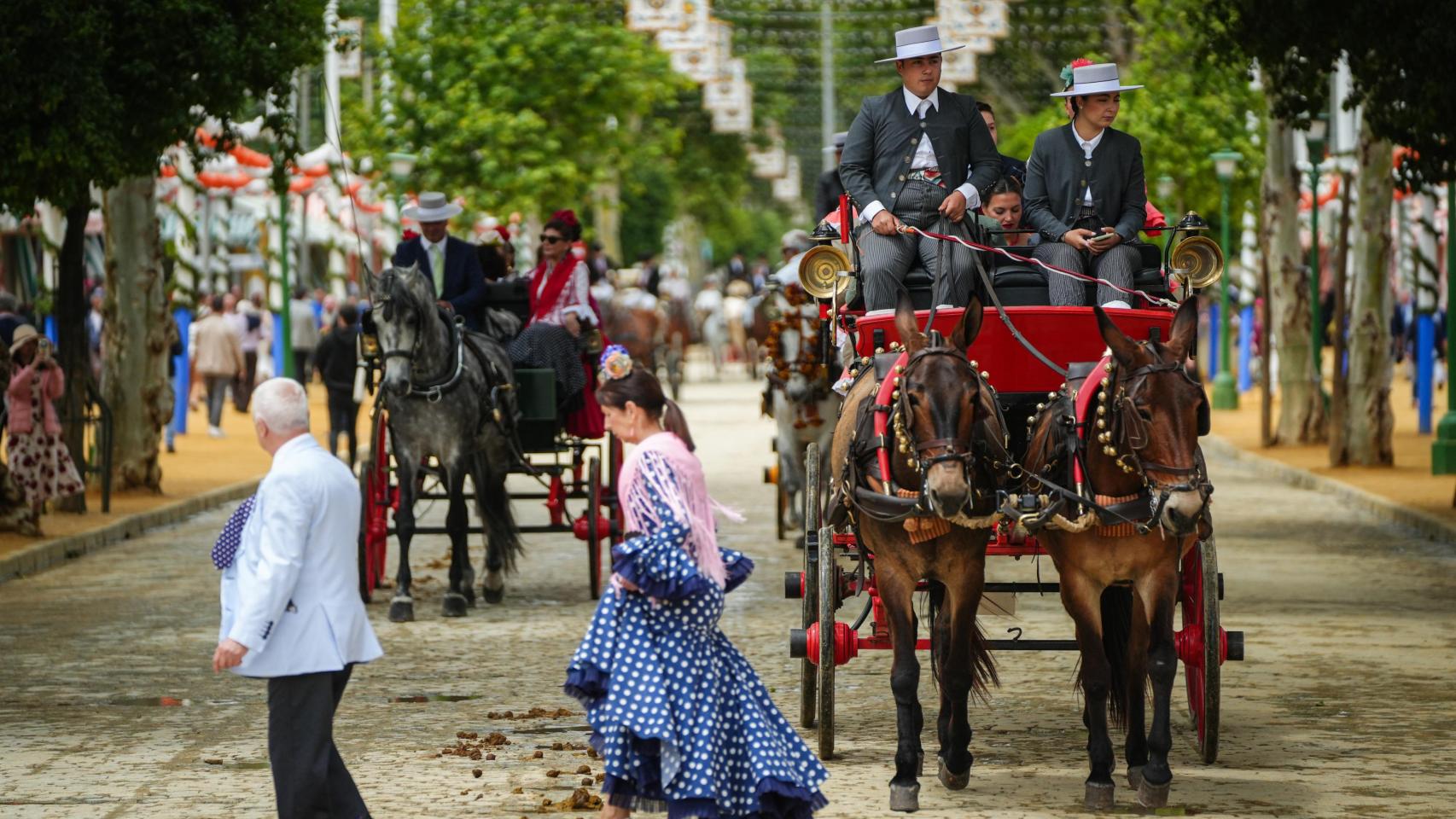 El ambiente del jueves de Feria por el Real: los sevillanos exprimen el ambiente festivo