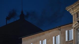 La fumata negra saliendo de la chimenea de la Capilla Sixtina.