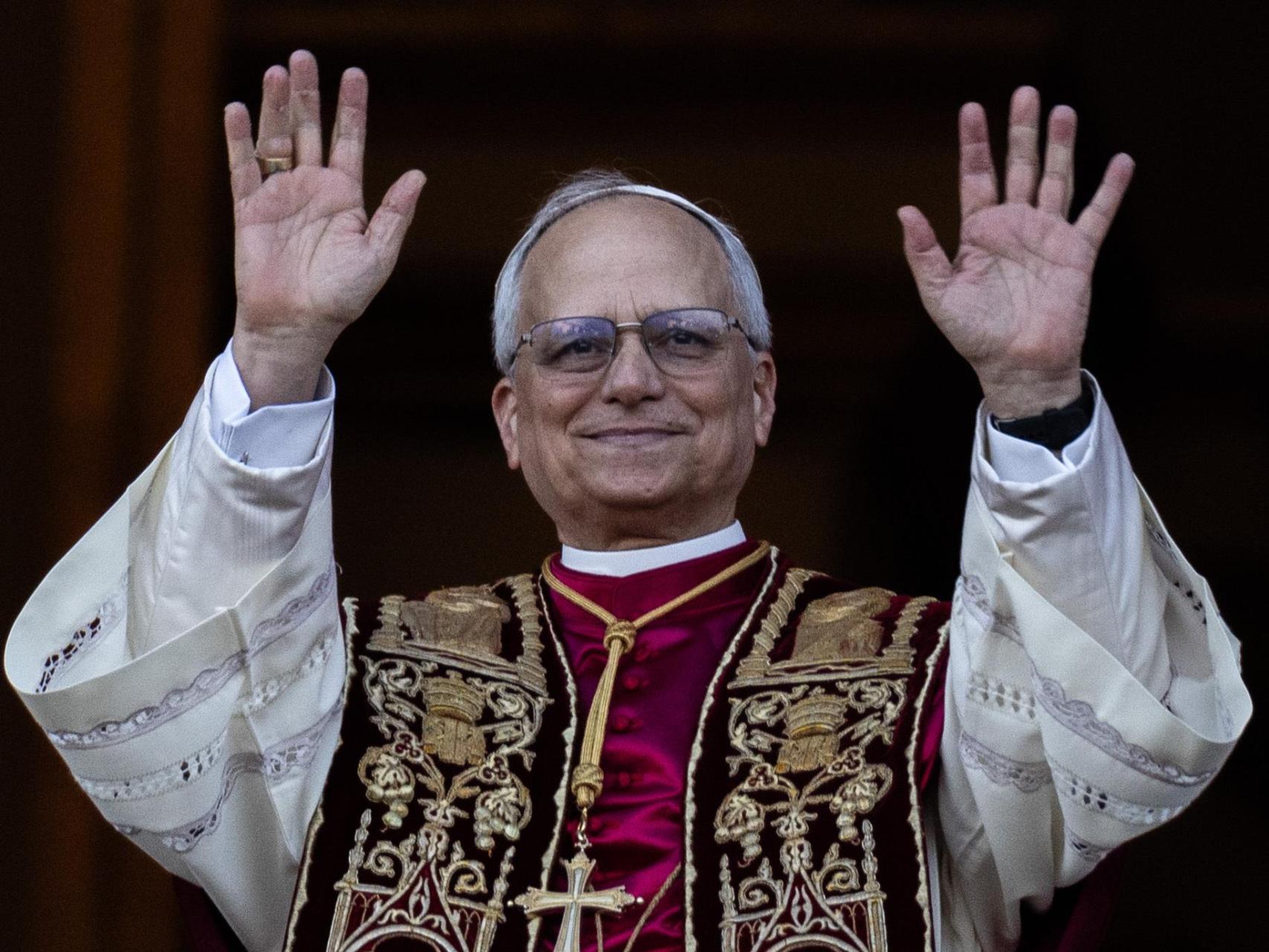 El cardenal Robert Francis Prevost tras ser elegido Papa.