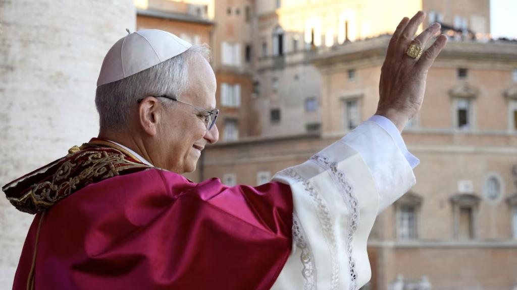 León XIV se dirige a los fieles tras ser elegido Papa.