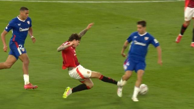 Momento de la entrada de Lindelof a Beñat Prados.