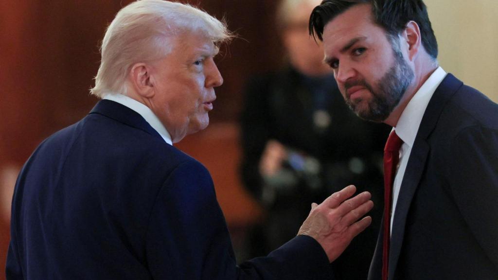 El vicepresidente de Estados Unidos, JD Vance, junto a Trump este jueves en la Casa Blanca.