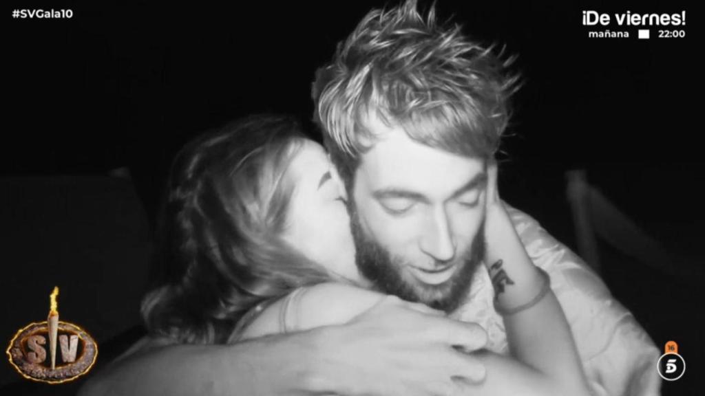 Anita y Montoya se abrazan en 'Supervivientes 2025'.