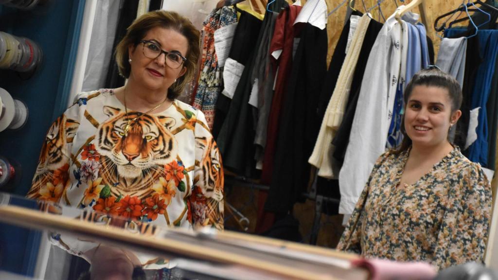 Mar San José De Frutos y Ana Tabernero Pino en el taller de costura 'Tabepi' que montaron juntas en Parquesol