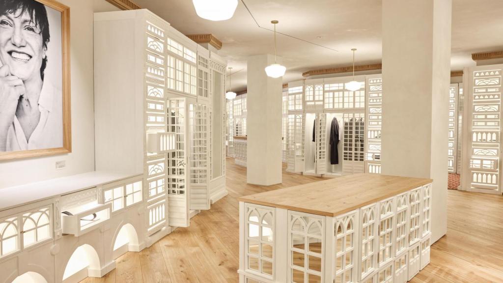 Vista de la primera tienda de Zara, renovada.