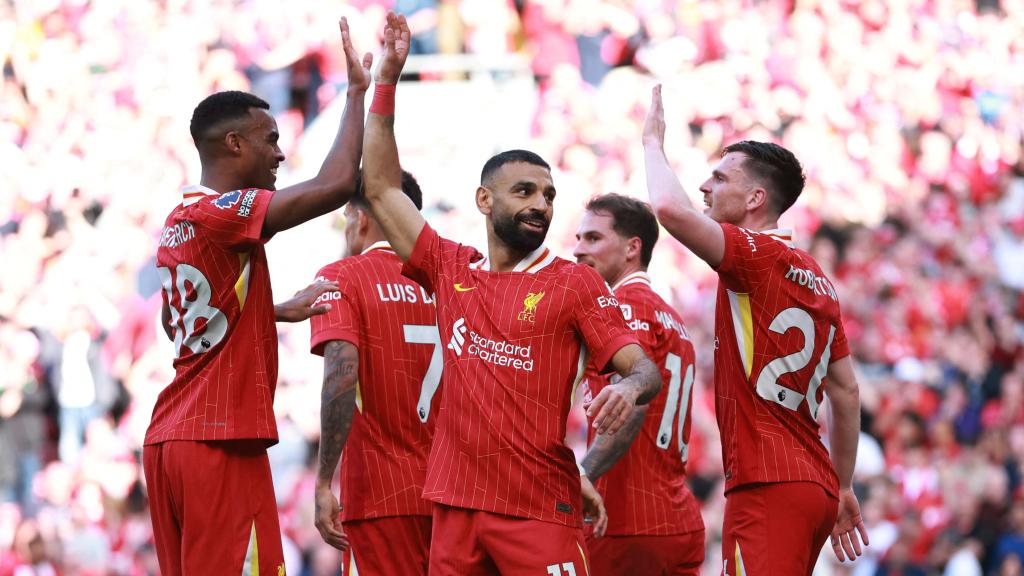 Los jugadores del Liverpool celebran un gol de Salah.