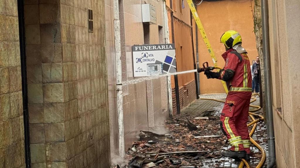 Un bombero trabajando en el incendio de Mansilla de las Mulas (León)