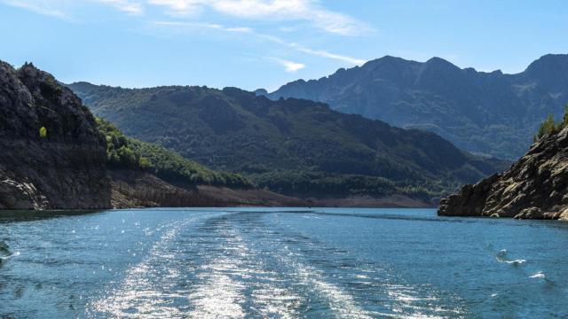 Un embalse.