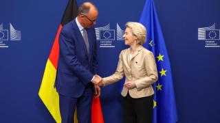 El nuevo canciller Friedrich Merz saluda a Ursula von der Leyen durante su primera visita a Bruselas
