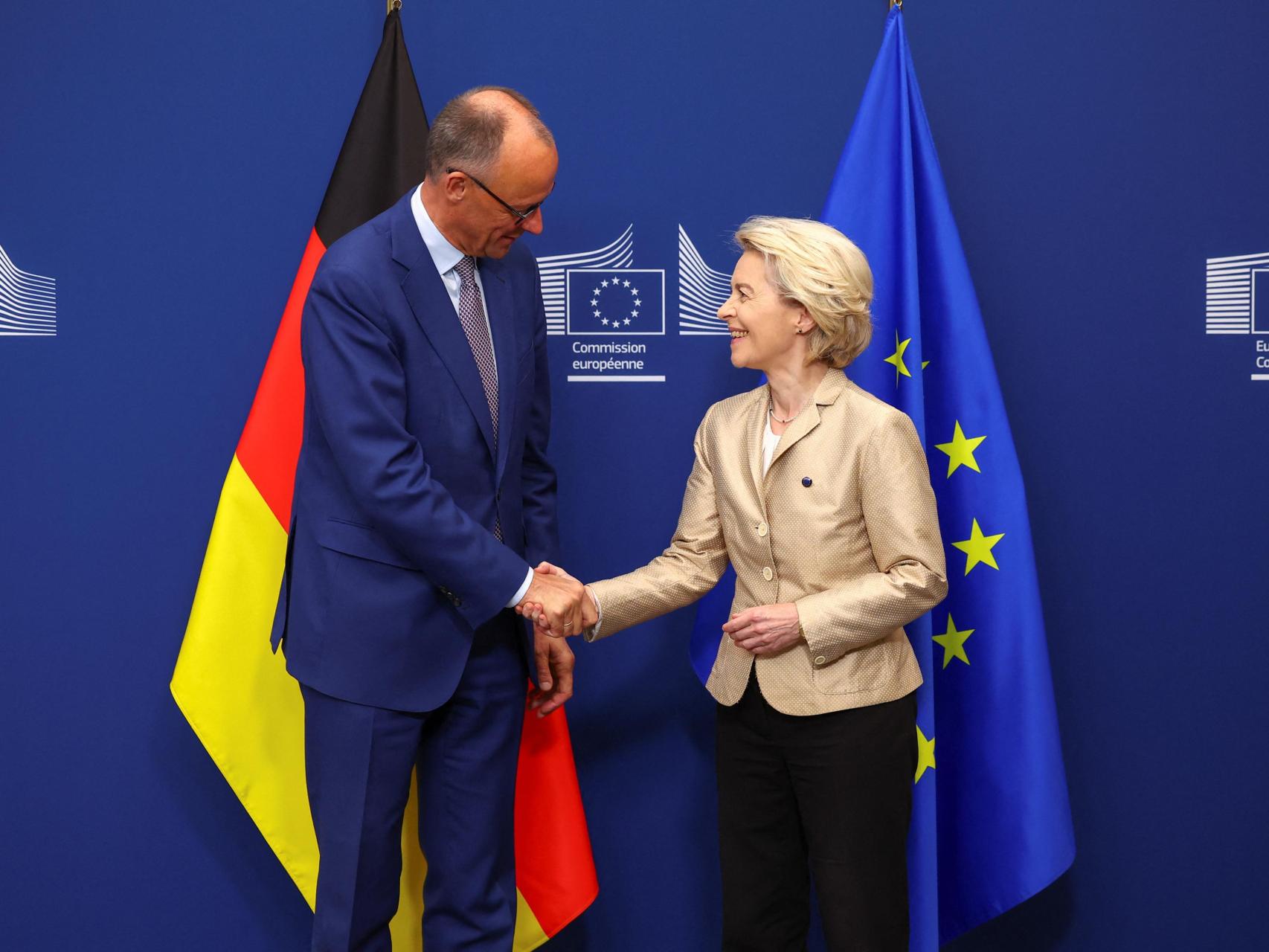 El nuevo canciller Friedrich Merz saluda a Ursula von der Leyen durante su primera visita a Bruselas