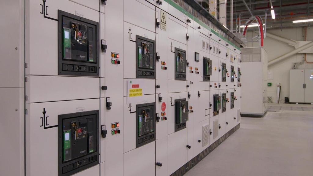 Cuadros de baja tensión Okken con interruptores automáticos MasterPact MTZ de Schneider Electric.