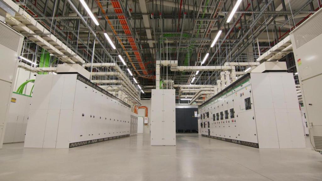 Sala de intercambiadores de temperatura para el agua procedente del océano.