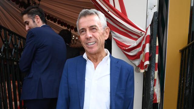 José Luis López 'El Turronero', a las puertas de su caseta en la Feria de Abril.