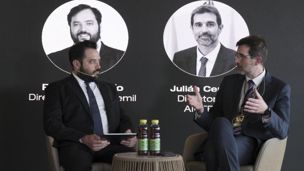 El director de AMTEGA, Julián Cerviño, y el director de Quincemil, Pablo Grandío, en el III Foro Empresa e Inteligencia Artificial.