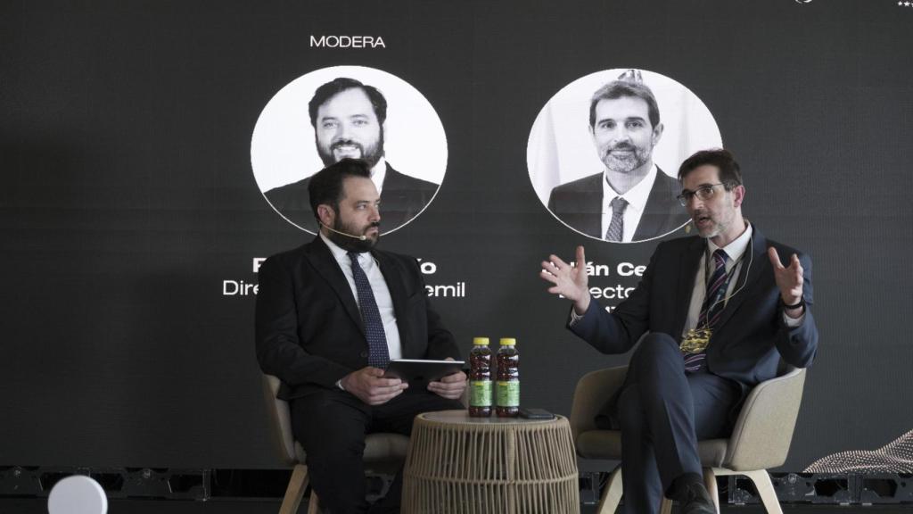 El director de AMTEGA, Julián Cerviño, y el director de Quincemil, Pablo Grandío, en el III Foro Empresa e Inteligencia Artificial.