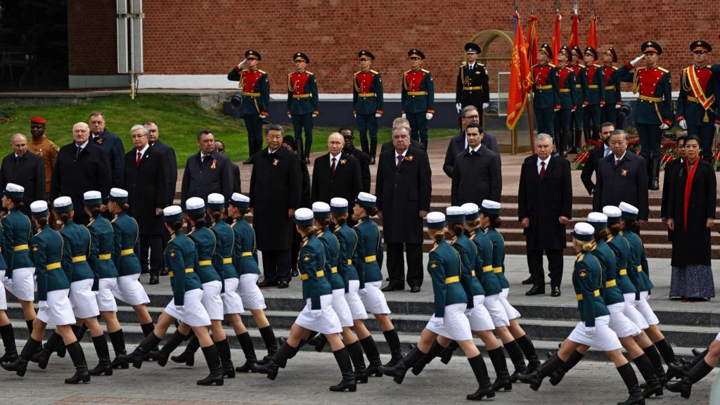Putin junto al resto de líderes durante el desfile de este viernes en Moscú.