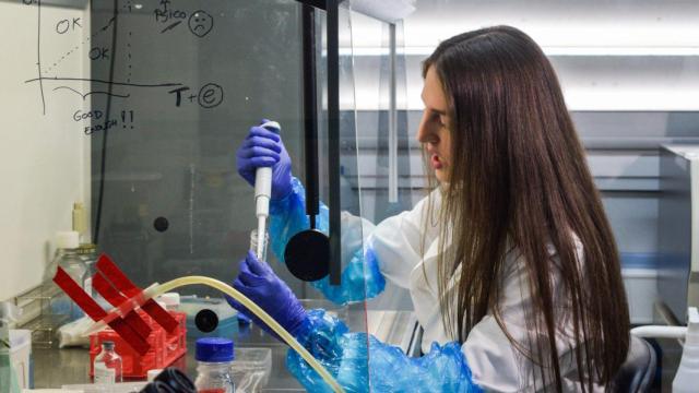 Una investigadora de la Universidad de Granada, durante sus trabajos para perfeccionar el biogel.