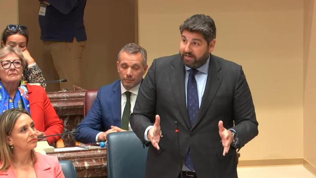 El presidente de la Región de Murcia, Fernando López Miras, comparece en la sesión plenaria de este viernes.