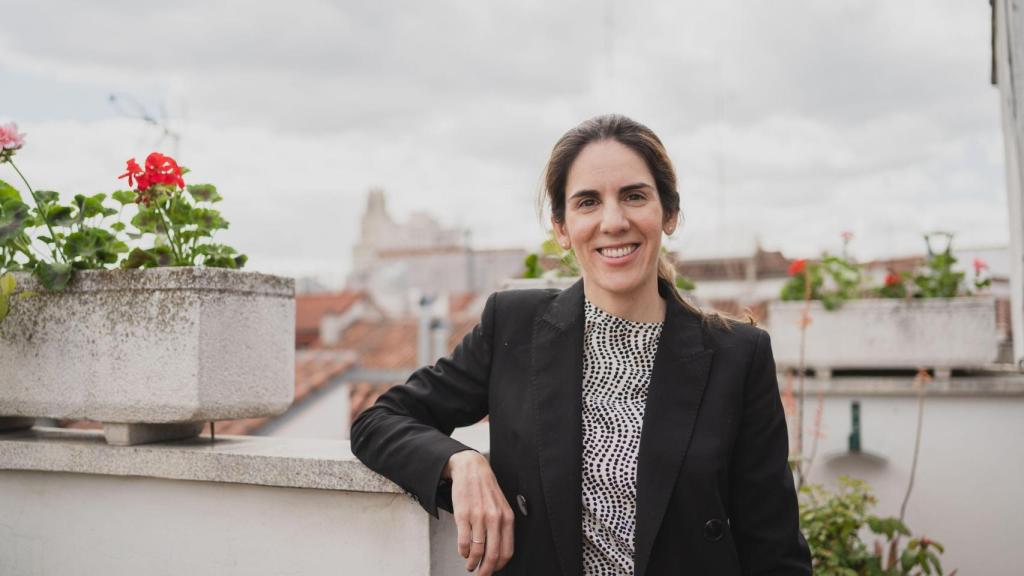 La directora general del Grupo Villamor, Beatriz Villamor, posa para ENCLAVE ODS en la azotea de una de sus residencias en el centro de Madrid.