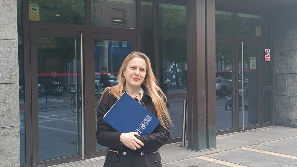 Apolonia Castellanos en la puerta del juzgado de Valladolid