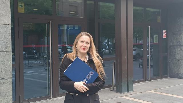 Apolonia Castellanos en la puerta del juzgado de Valladolid