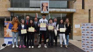 Algunos de los jóvenes participantes en la celebración del Día de Europa en el municipio vallisoletano de Pedrajas de San Esteban, este viernes