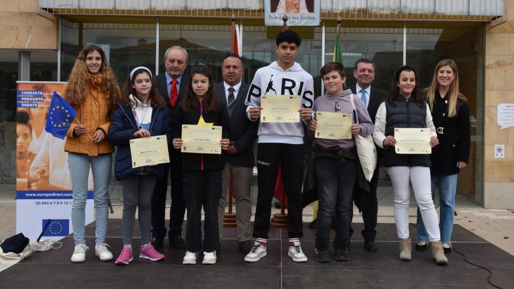 Algunos de los jóvenes participantes en la celebración del Día de Europa en el municipio vallisoletano de Pedrajas de San Esteban, este viernes
