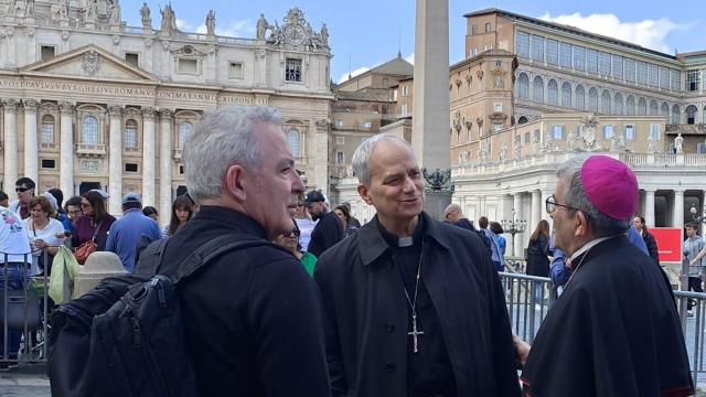 El Papa León XIV junto al arzobispo de Valladolid y presidente de la Conferencia Episcopal, Luis Argüello
