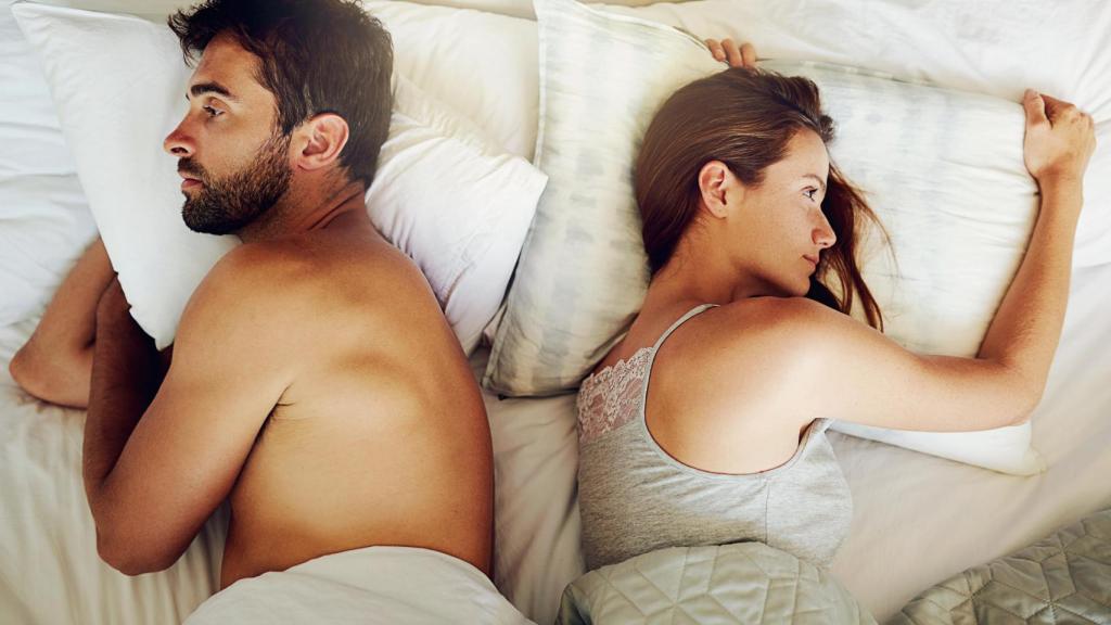 Imagen de una pareja durmiendo.