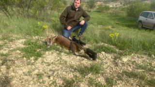 Diego Ibarzo, con el corzo de tres cuernos.