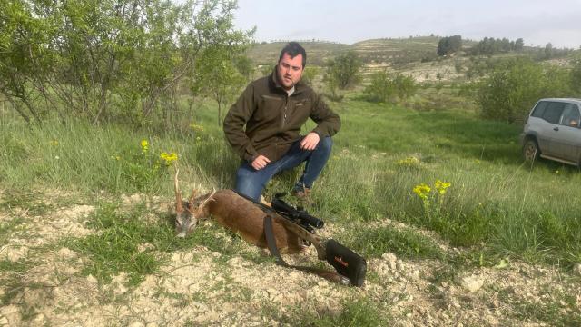 Diego Ibarzo, con el corzo de tres cuernos.