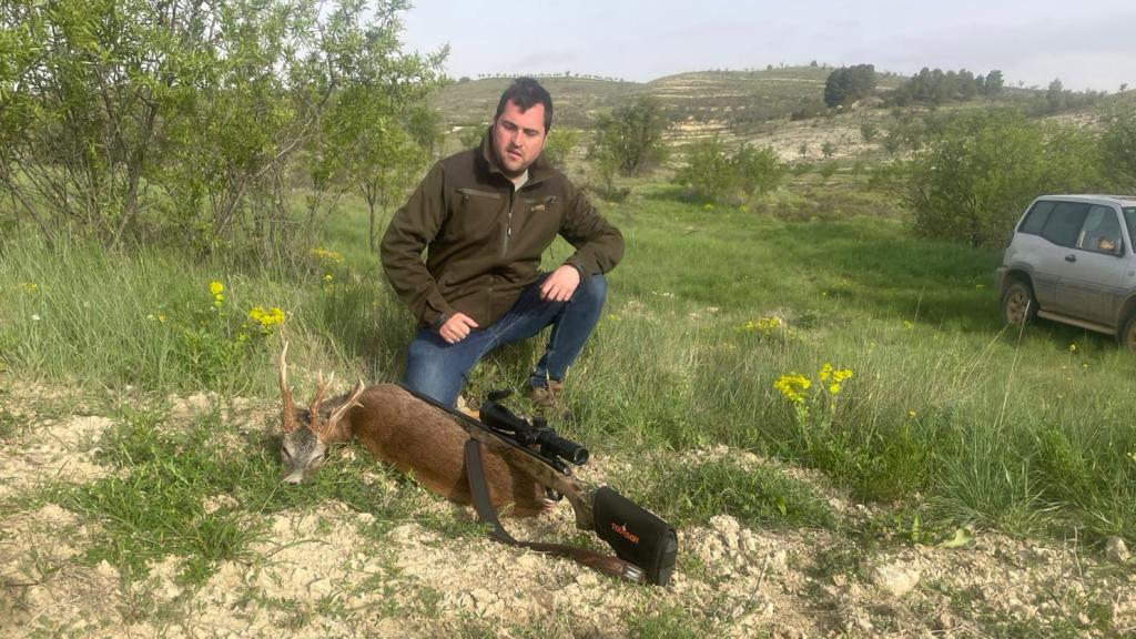 Diego Ibarzo, con el corzo de tres cuernos.