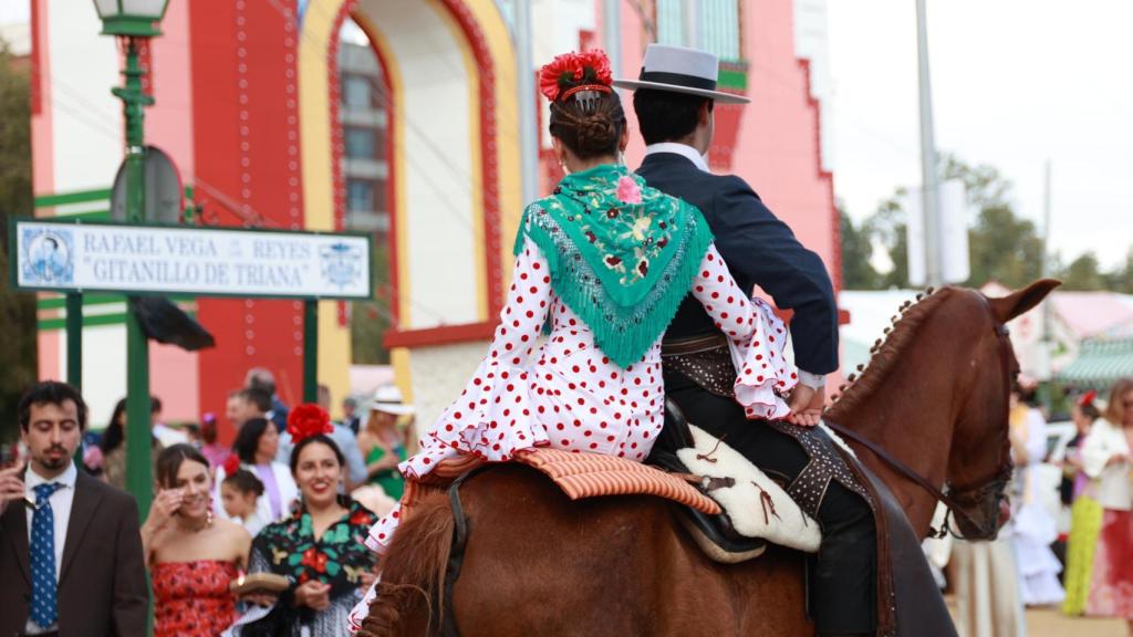 Caballistas por el Real de la Feria de Abril.