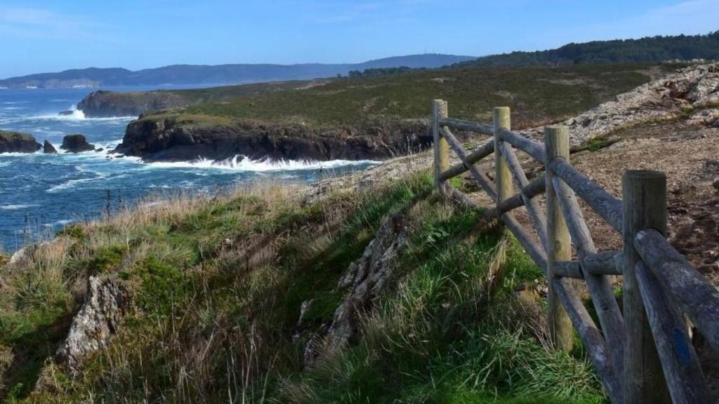 Barandilla junto a los acantilados de Dexo en Oleiros.
