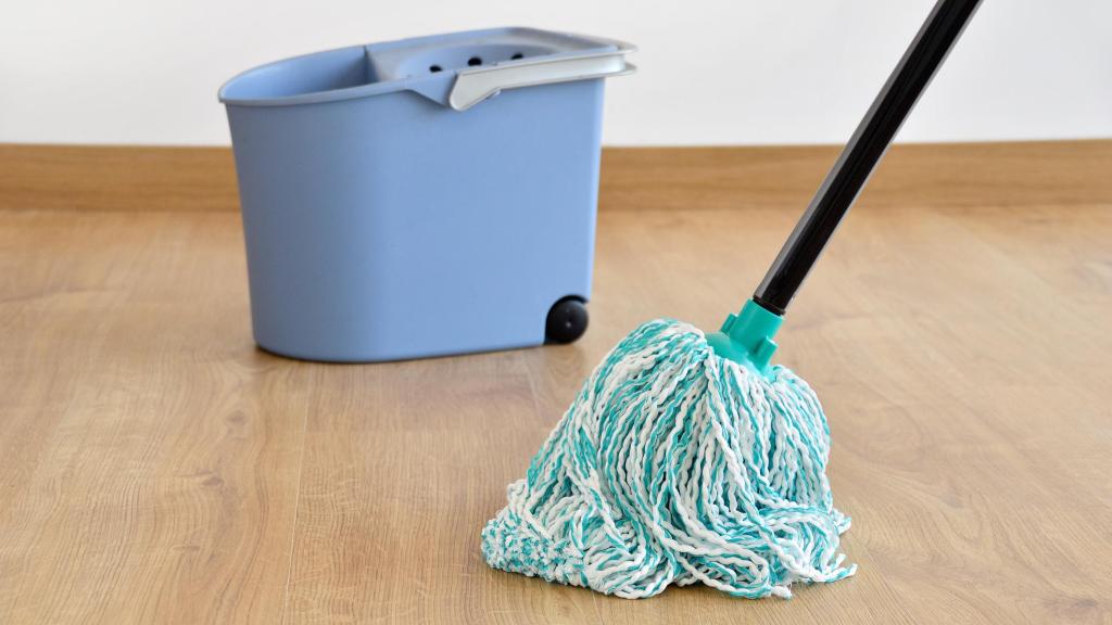 Limpieza de suelo de parquet con fregona de microfibra.
