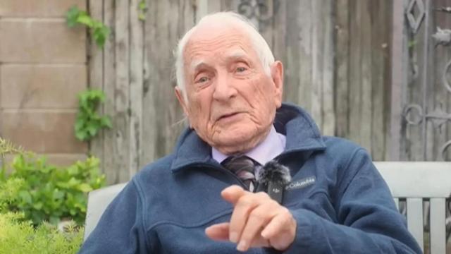 John Scharffenberg, médico de 102 años.