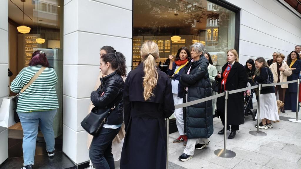 Colas para ver la reformada tienda de Zara en Juan Flórez, en A Coruña, recién reabierta