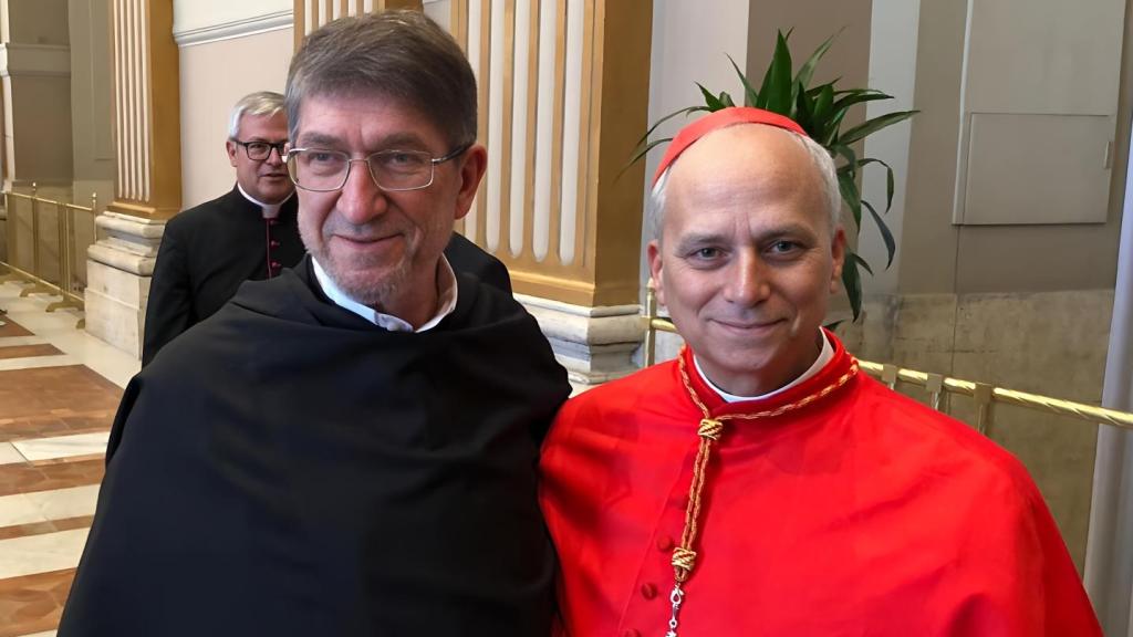 El actual papa León XIV, cuando aún era superior general de los agustinos, junto a Alejandro Moral, prior de la comunidad de Salamanca.