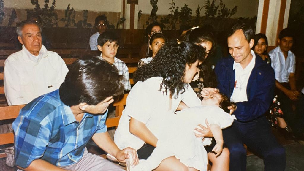 Robert Francis Prevost, el Papa León XIV, en 1996, siendo padrino de bautismo en Chulucanas, Perú, de Mildred Camacho Dioses.